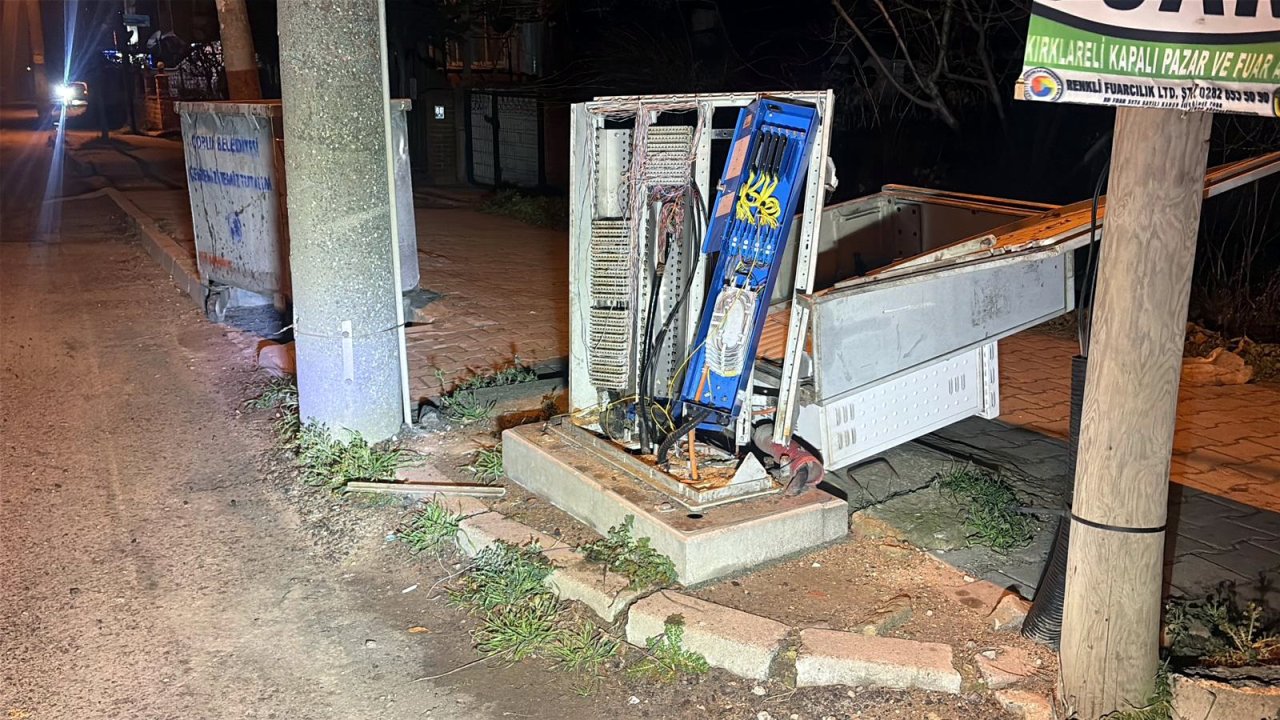 Direksiyon hakimiyetini kaybettiği aracıyla internet hattına çarpıp kaçtı