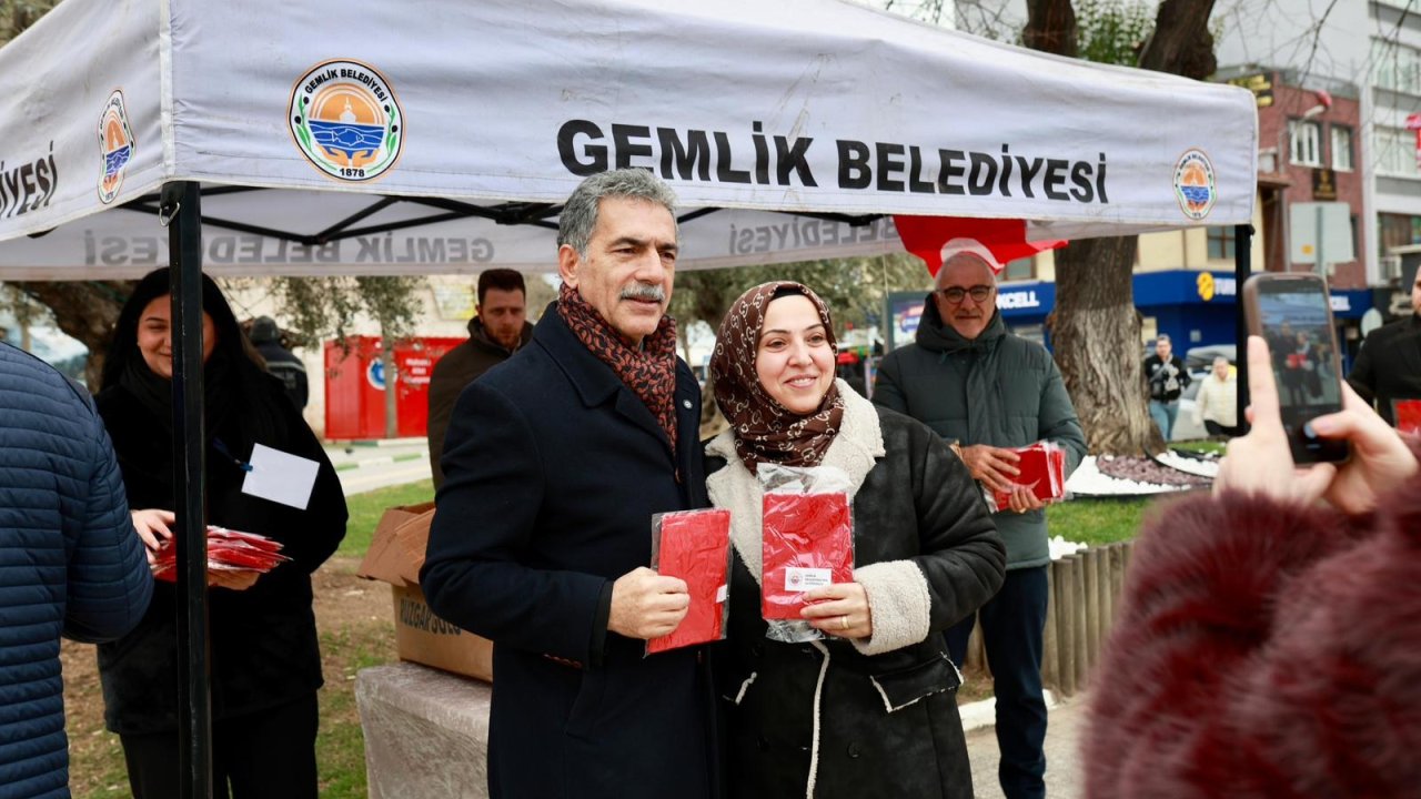 Gemlik'te Türk bayrağı dağıtıldı