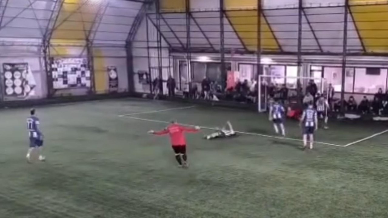 Halı sahada dili boğazına kaçan futbolcuyu maçın hakemi kurtardı