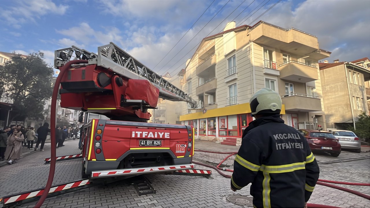 İzmit’te ev yangını; 5 kişi dumandan etkilendi