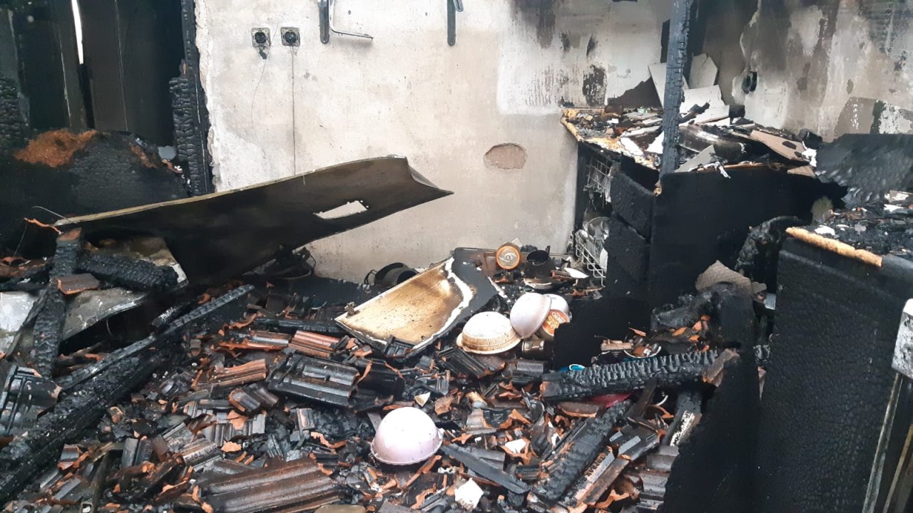 Kocaeli’de şiddetli fırtınada çatılar uçtu, minare devrildi: 2 yaralı