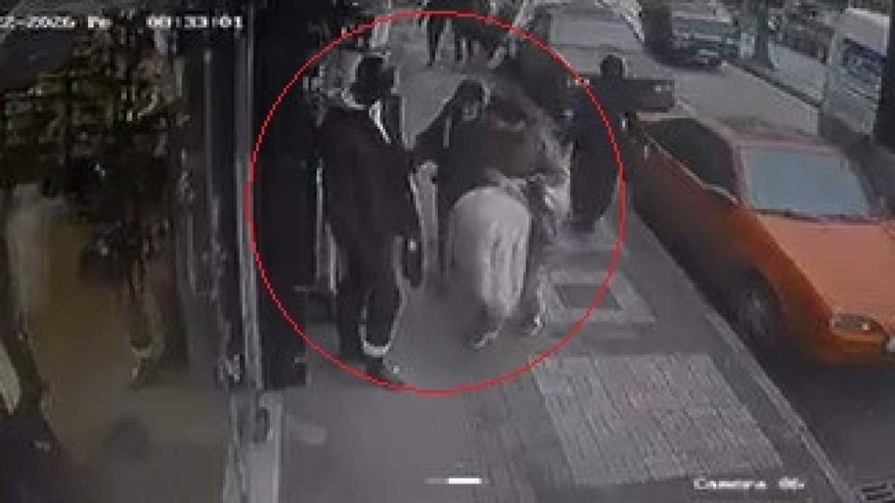 Mağaza önündeki kıyafetleri çaldılar; o anlar kamerada