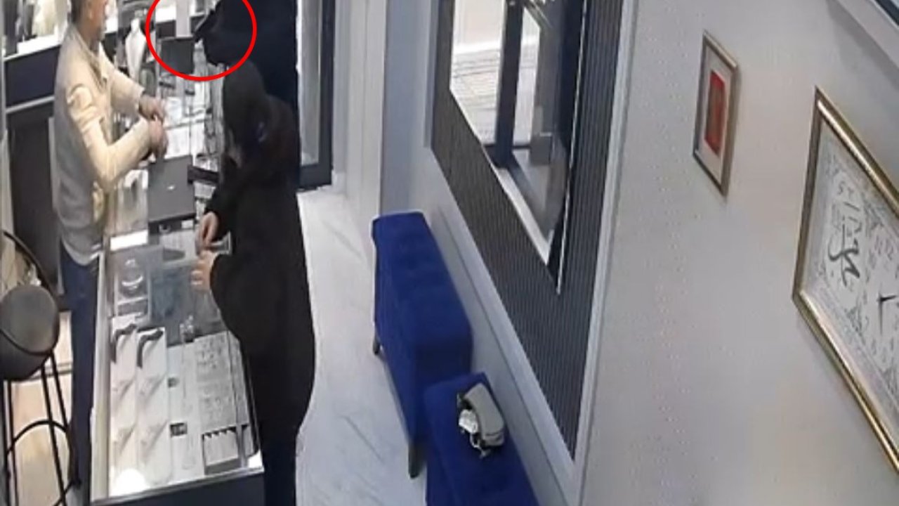 Silahla soymaya geldiği kuyumcu azarlayınca kaçtı; o anlar kamerada