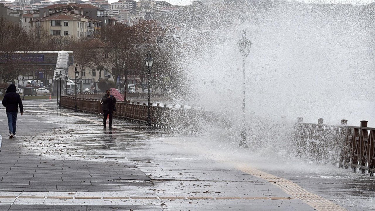 Tekirdağ'da fırtına; eğitim uçuşları iptal edildi, balıkçılar denize açılamadı