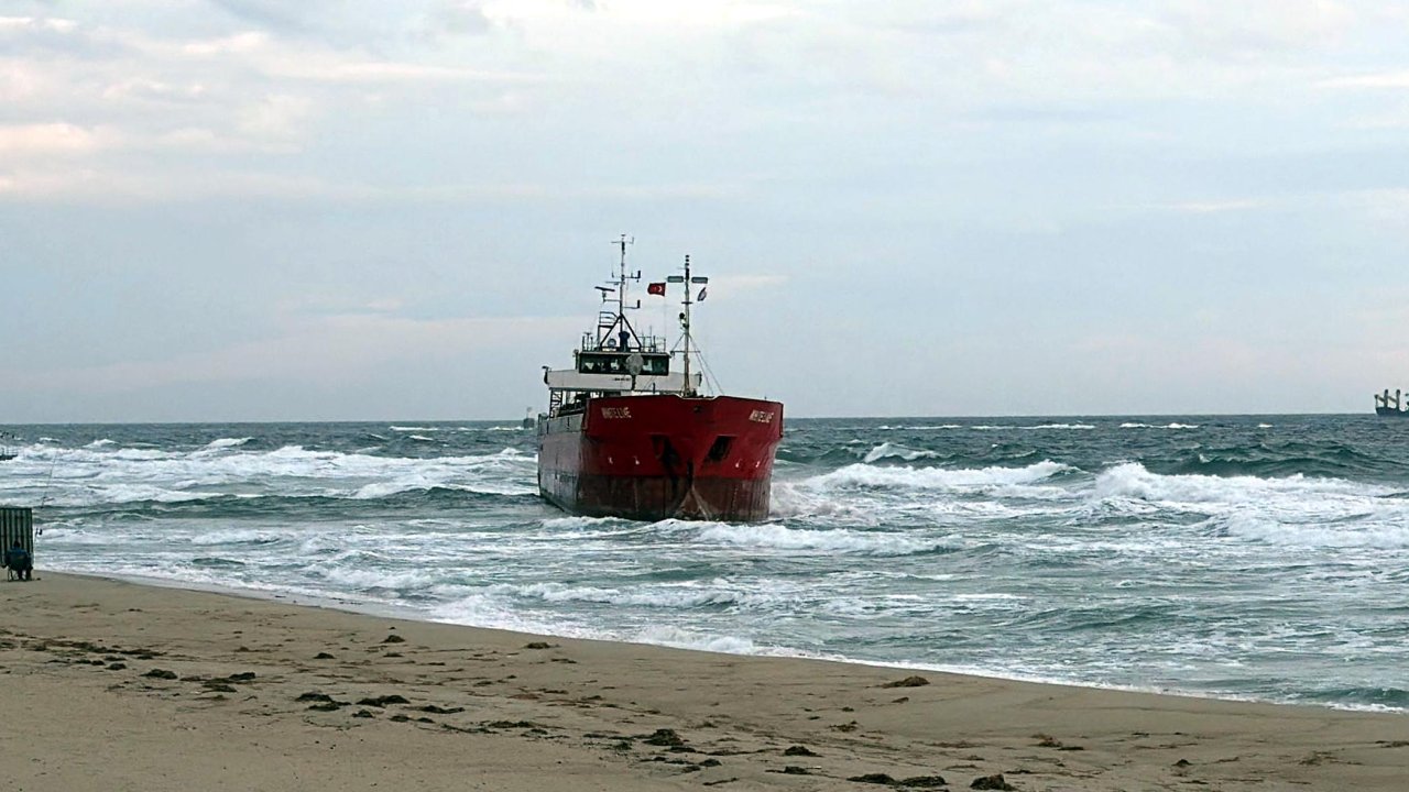 Tekirdağ'da fırtına; yük gemisi karaya oturdu