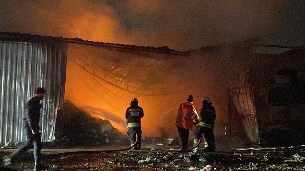 Geri dönüşüm tesisinde korkutan yangın
