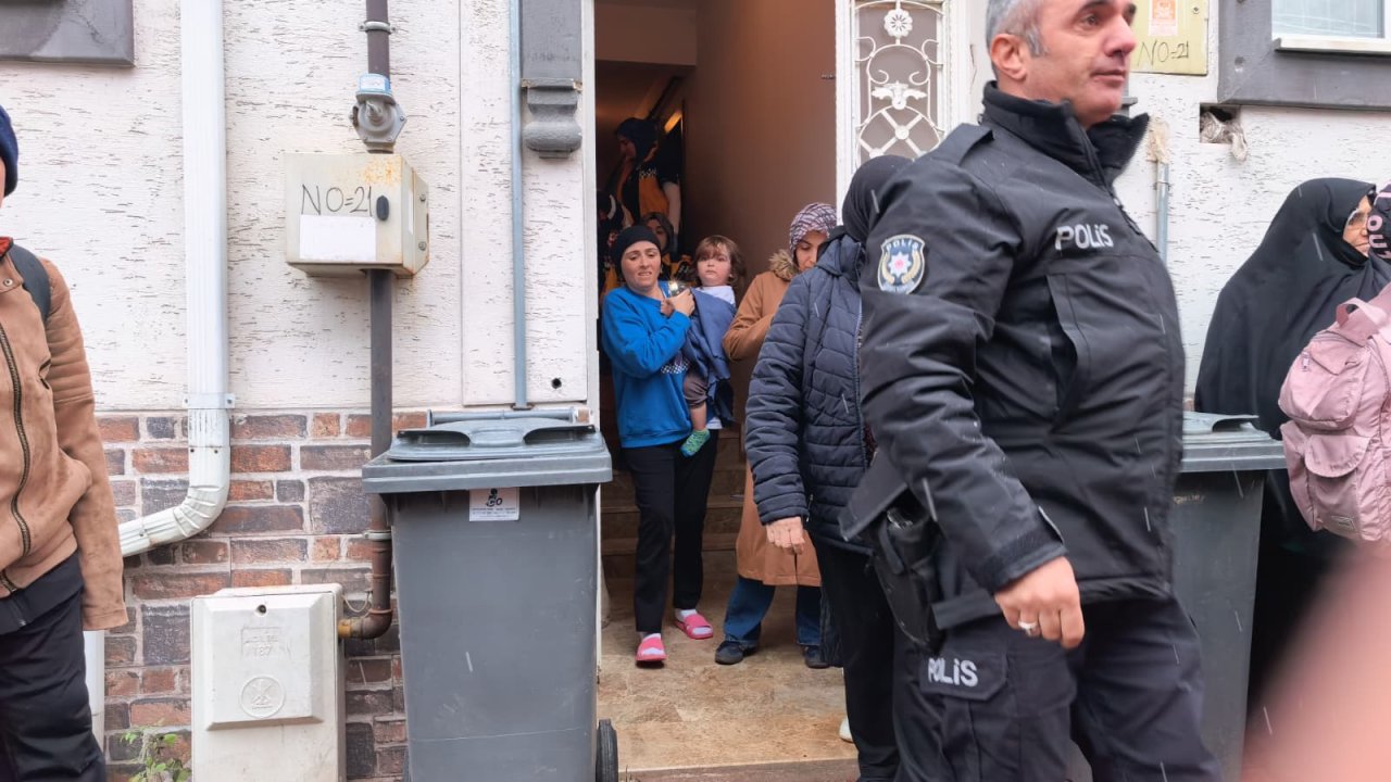 Yangında mahsur kalan çocuk ile kedileri itfaiye ekipleri kurtardı