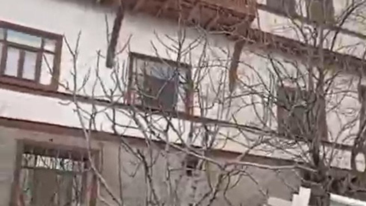 2 katlı kerpiç ev alev alev yandı