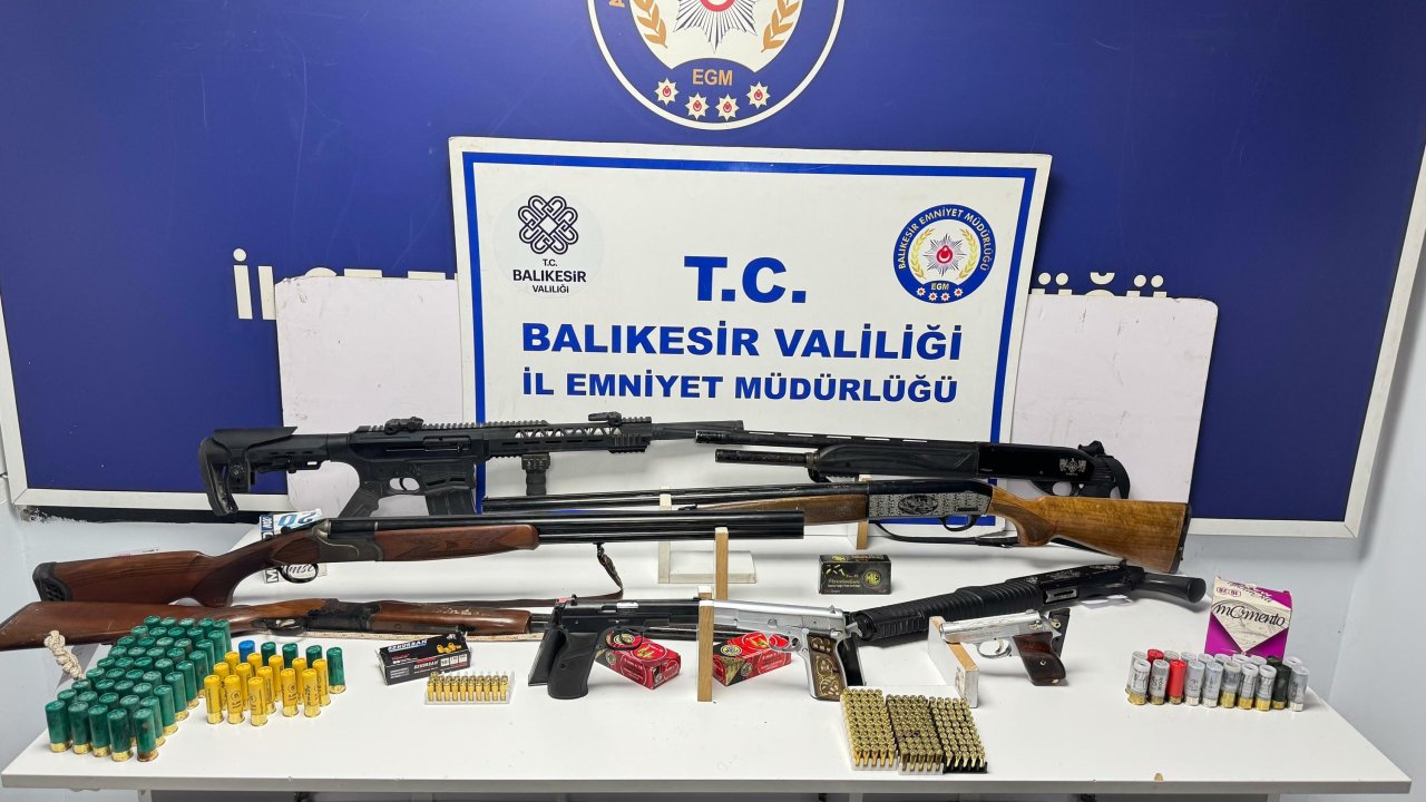 Ayvalık'ta 7 ayrı adrese eş zamanlı operasyon; silah ve uyuşturucu ele geçirildi