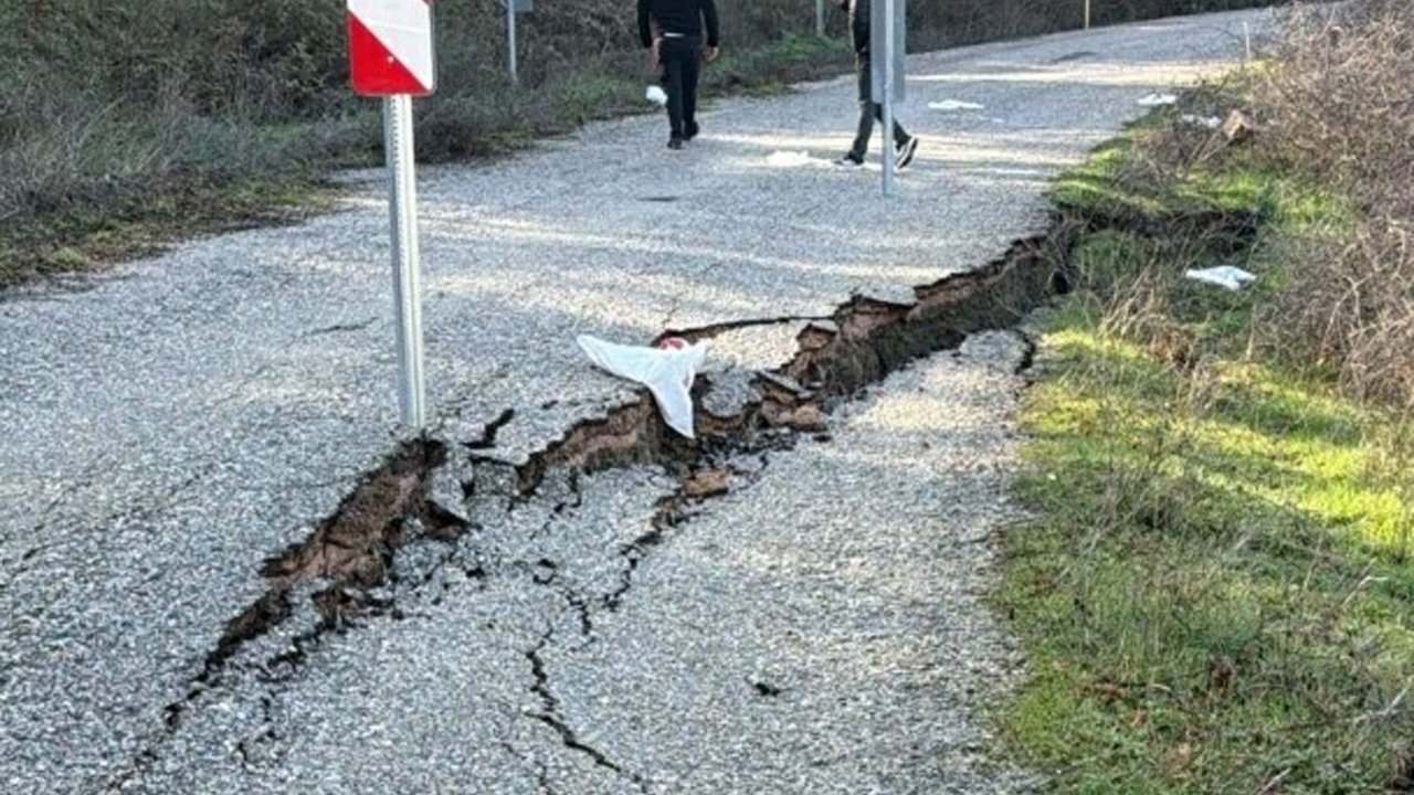 Balıkesir’de heyelanda mahalle yolu ulaşıma kapandı