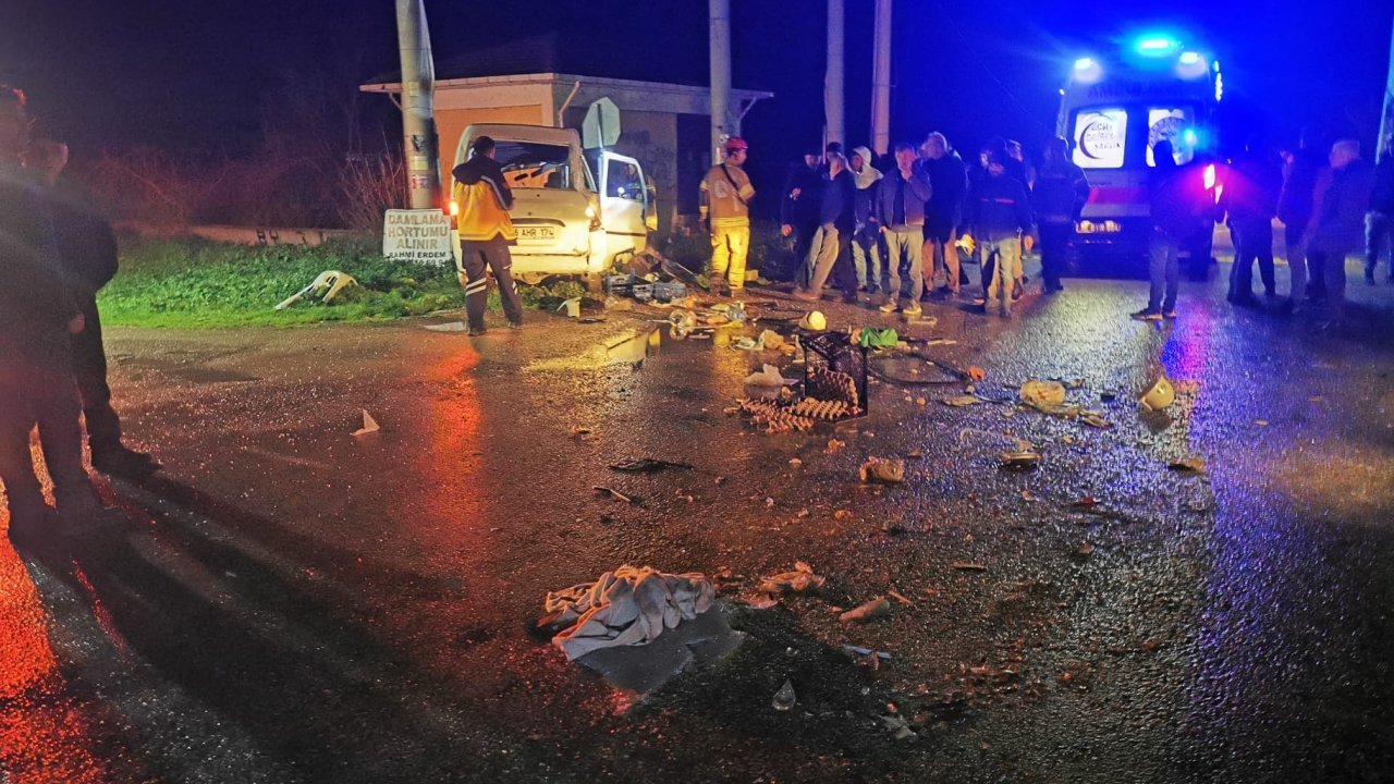 Bursa'da kamyon ile minibüs çarpıştı: 2 yaralı