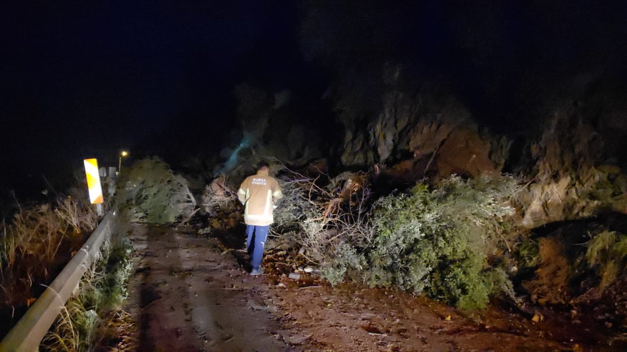 Bursa'da mahalle yolu heyelan nedeniyle ulaşıma kapandı
