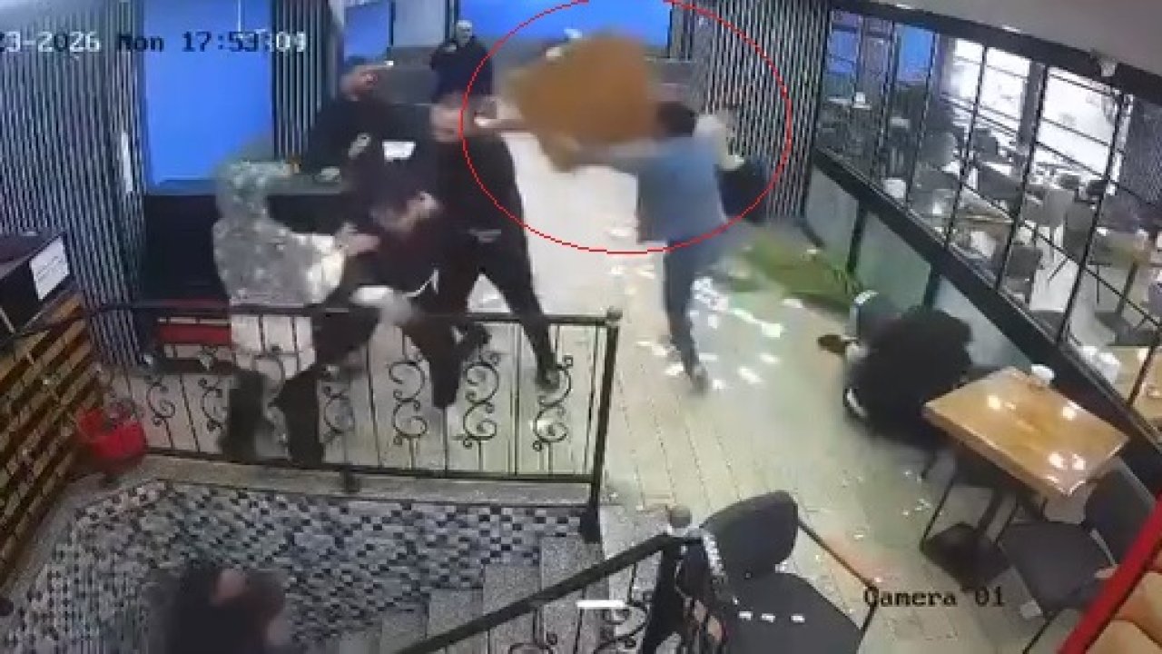 Kafede karşılaşan husumetli iki grup, birbirlerine masa ve sandalyelerle saldırdı; o anlar kamerada