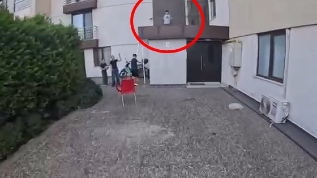 Önce siparişini teslim etti, sonra damda kalan çocuğu kurtardı; o anlar kask kamerasında