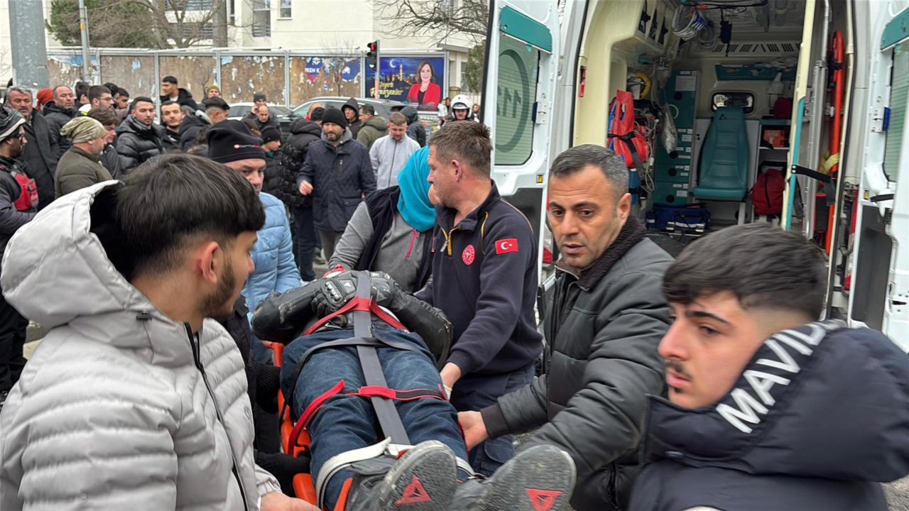 Otomobille çarpışan motosikletin sürücüsü ağır yaralandı