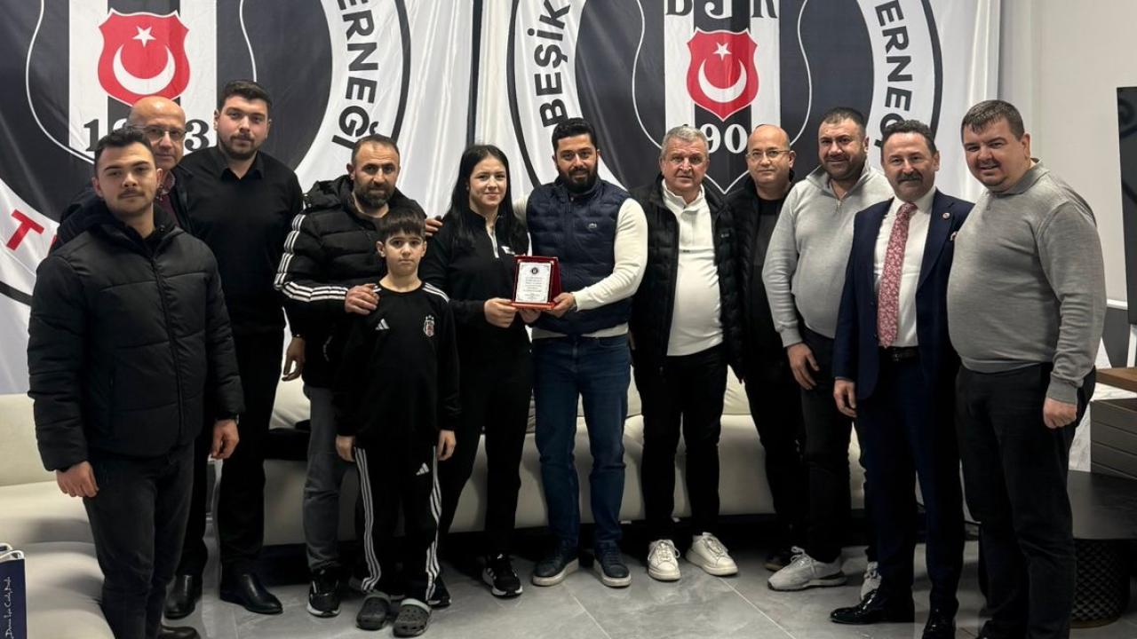 Şampiyon Güreşçi Esma Nur Kara’ya Anlamlı Plaket