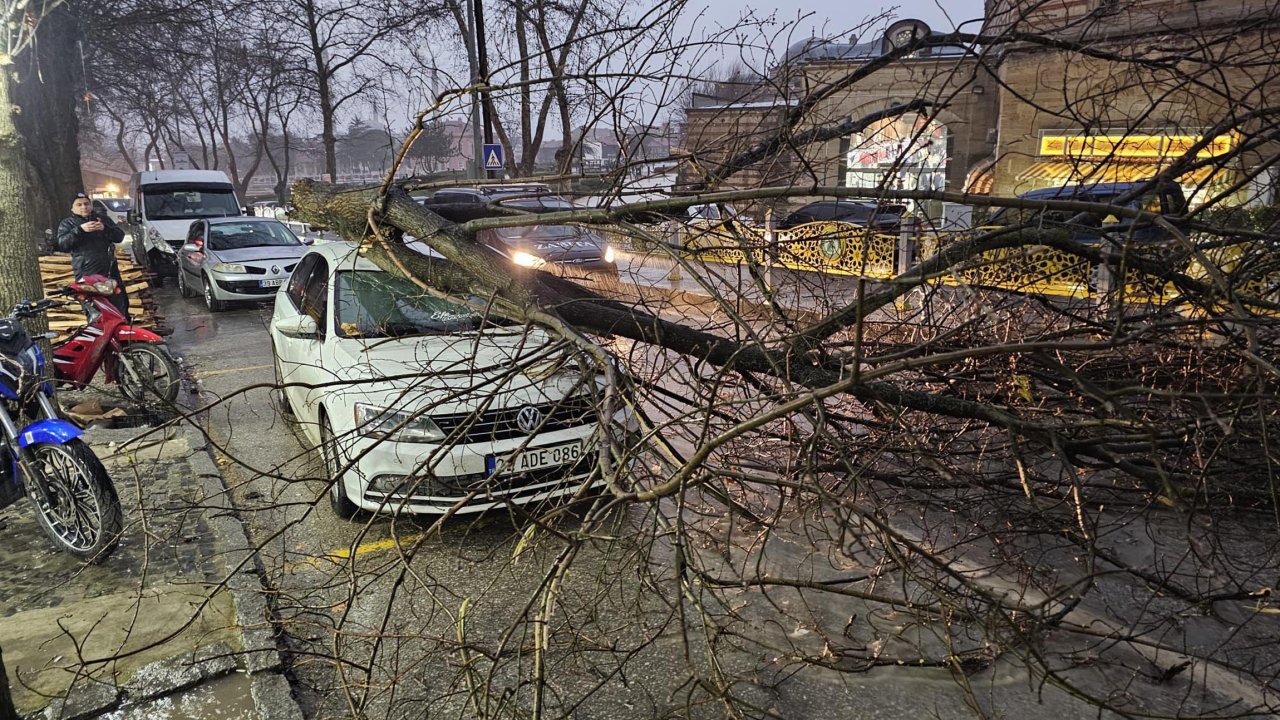 Saros'ta fırtınada dev dalgalar oluştu