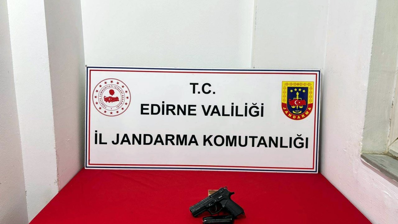 Alkol alırken tabanca ile açtığı ateşte arkadaşını yaraladı