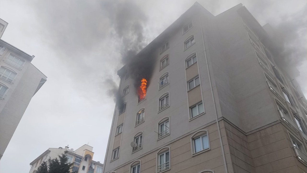 Bursa'da 8 katlı binada yangın; 1 daire kullanılamaz hale geldi