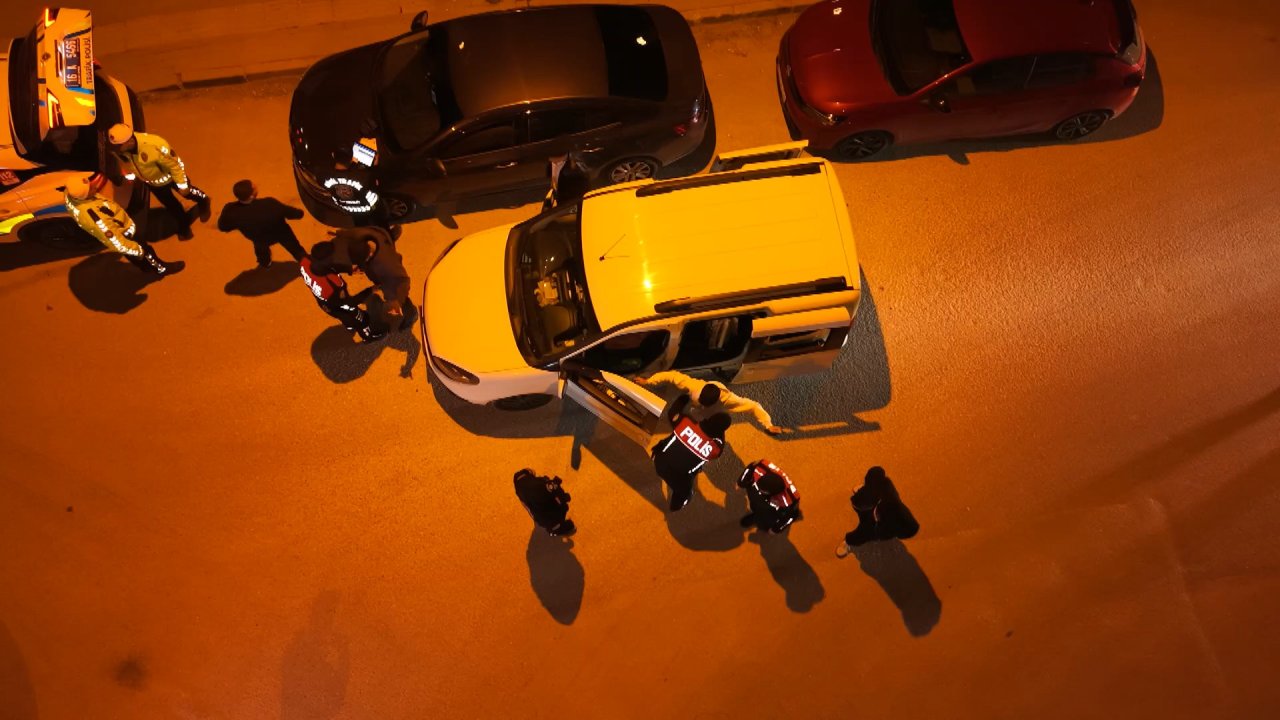 Bursa’daki trafik denetimi dronla görüntülendi; araçlar didik didik arandı