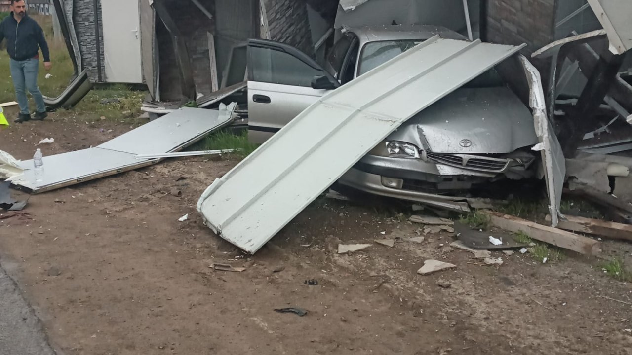 Çarpışan 2 otomobilden biri bariyere, diğeri prefabrik yapıya çarptı