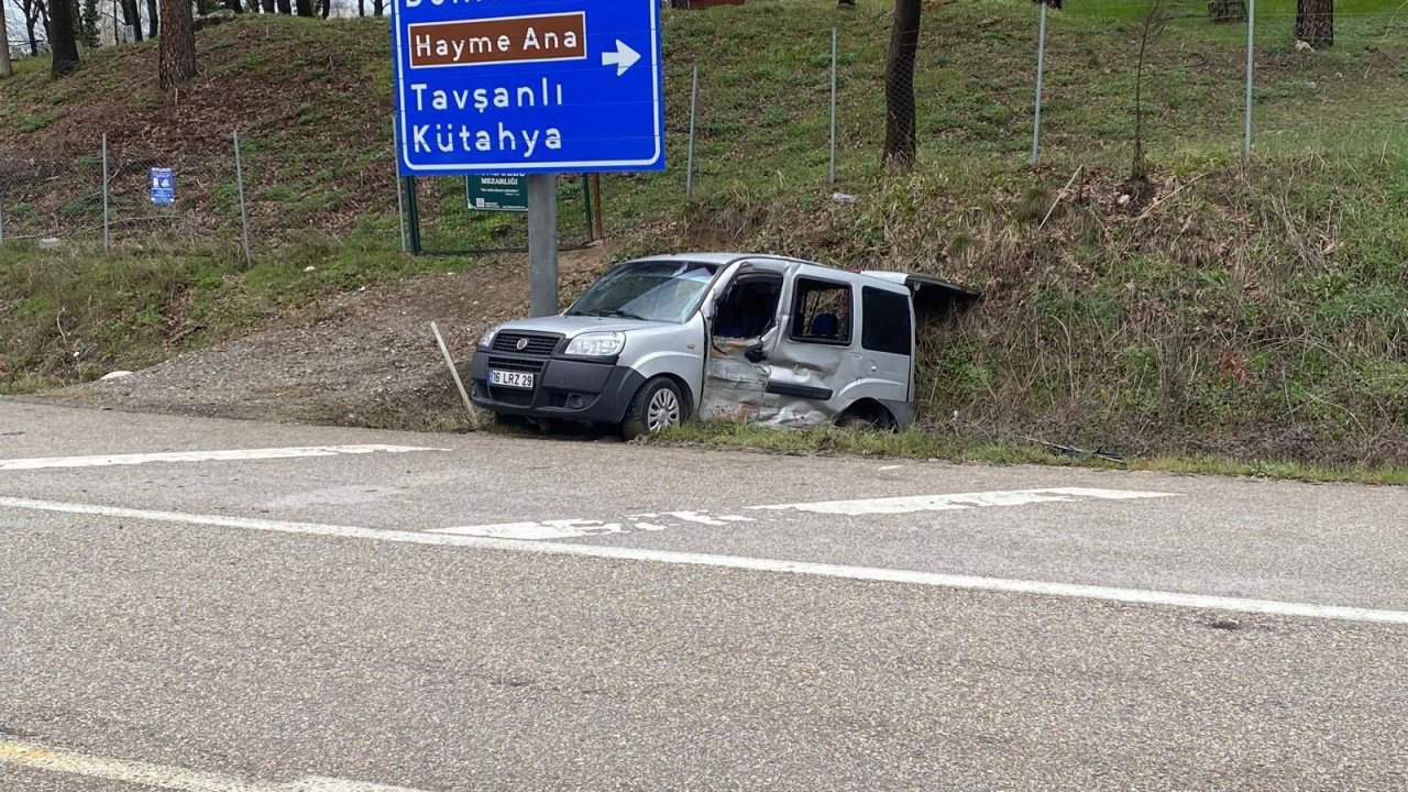 Kamyonet ile hafif ticari araç çarpıştı: 4 yaralı