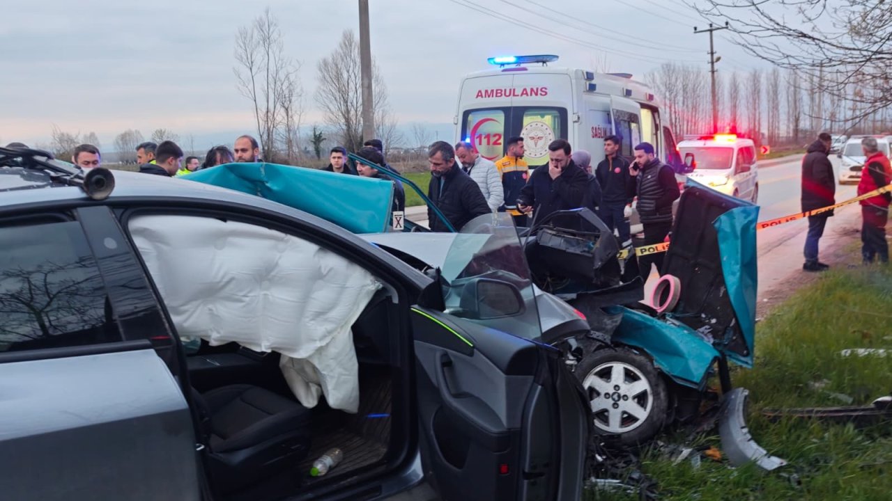 Sakarya'da iki araç kafa kafaya çarpıştı: 1 yaralı