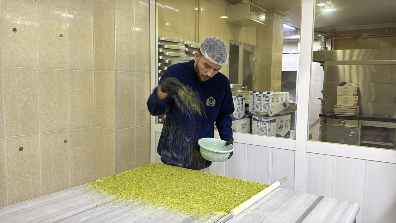 Tatlıcılarda ramazan mesaisi; iftar sofralarına baklava yetiştirmek için 12 saat çalışıyorlar
