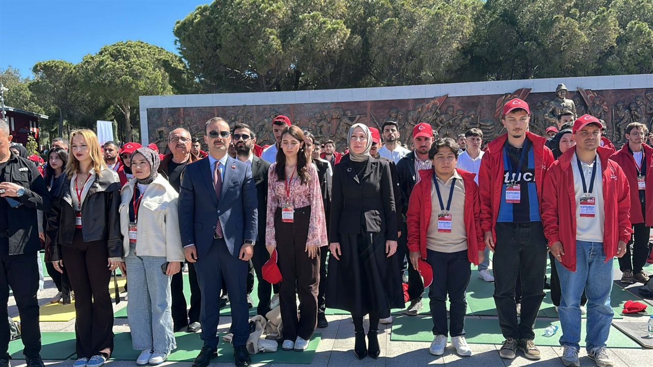 Anzak askerler Gelibolu'da 'Şafak Ayini' ile anıldı