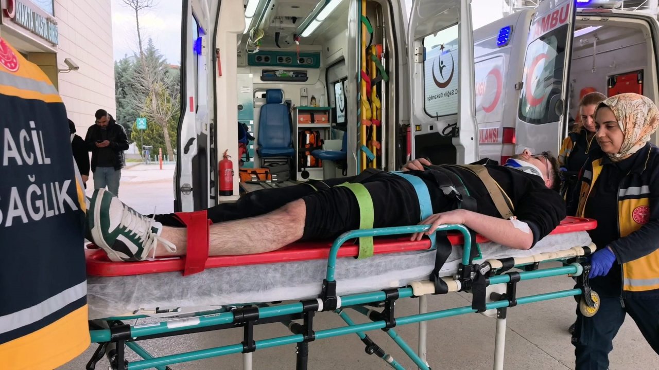 Bursa'da iki otomobilin karıştığı kazada sürücüler yaralandı