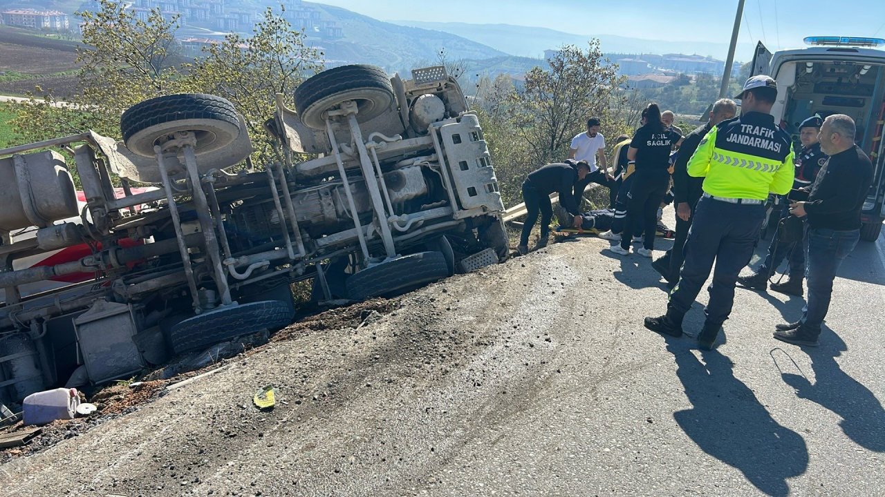 Şarampole yuvarlanan beton mikserinin sürücüsü yaralandı