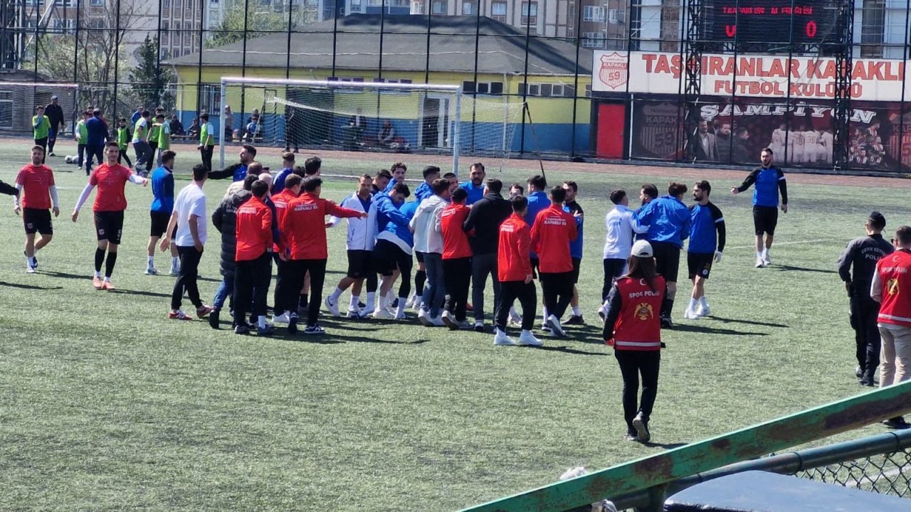 Süper Amatör Lig maçında ev sahibi futbolcular ile deplasman taraftarları arasında gerginlik