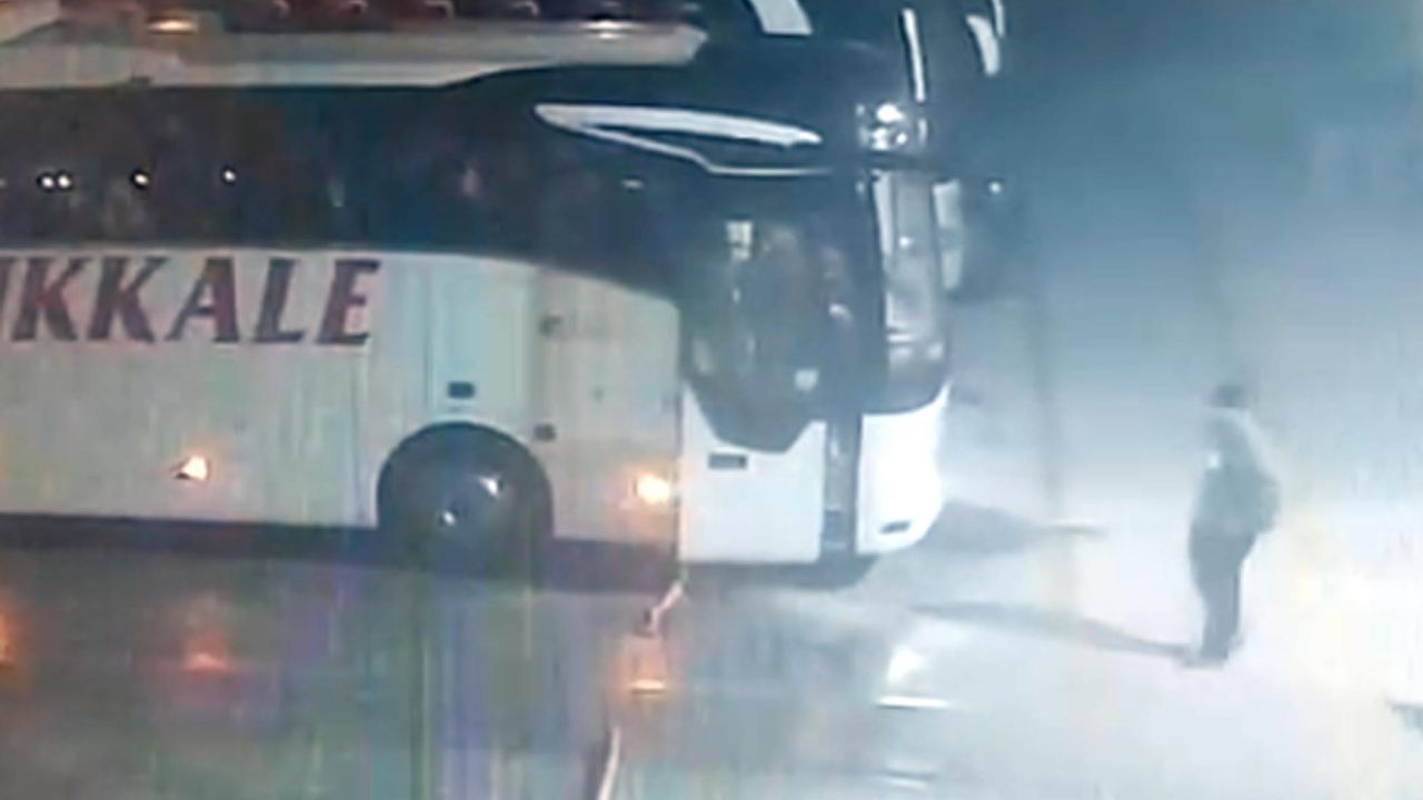 Balıkesir'de yolcu otobüsü devrildi; 3 ölü, 30 yaralı