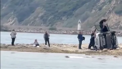 Bariyeri aşıp, kumsala uçan otomobilden yara almadan kurtuldular