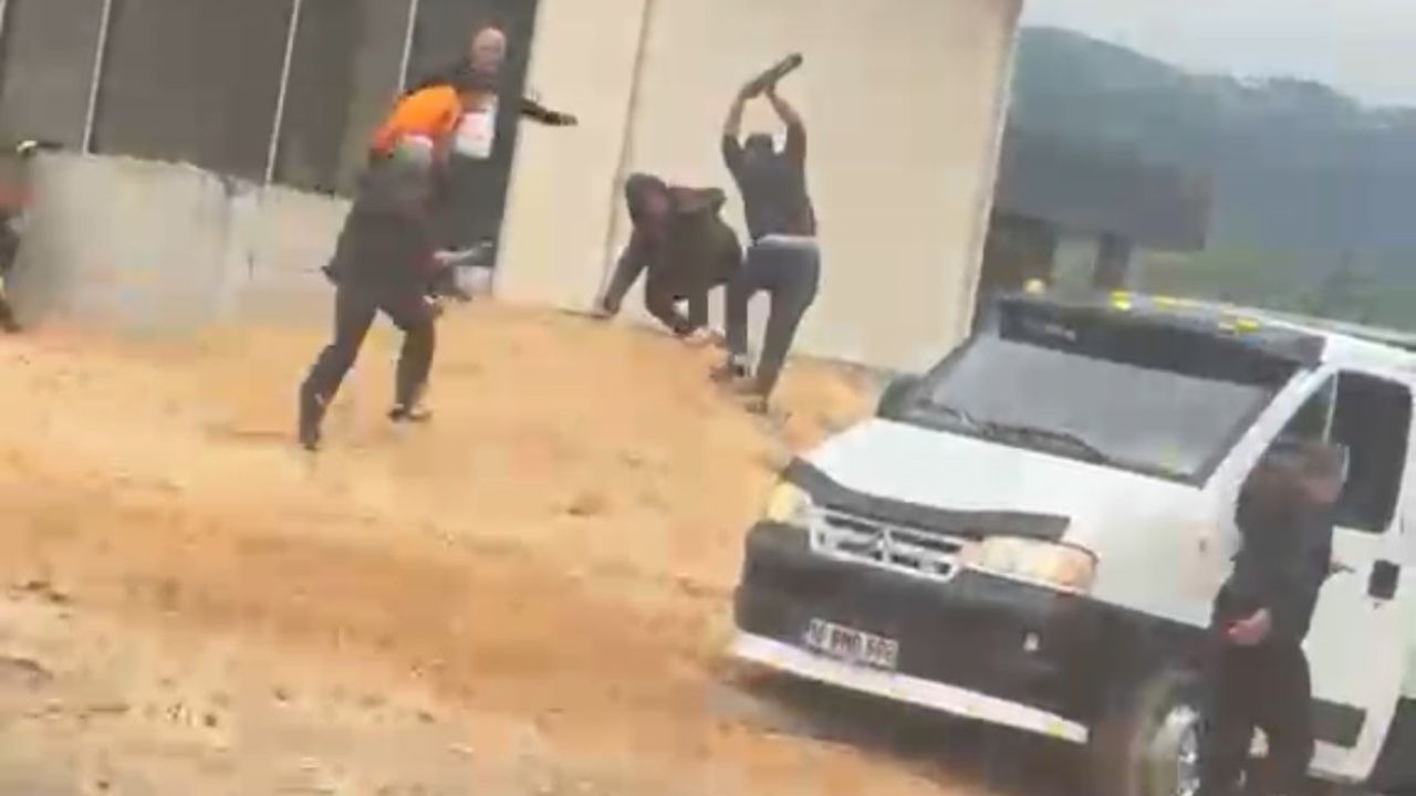 Çekici sürücüsü tartıştığı kişilerin üzerine önce aracını sürdü, ardından sopayla saldırdı