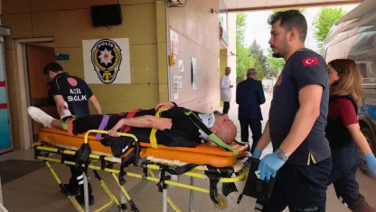 Devrilen motosikletin sürücüsü polis memuru yaralandı