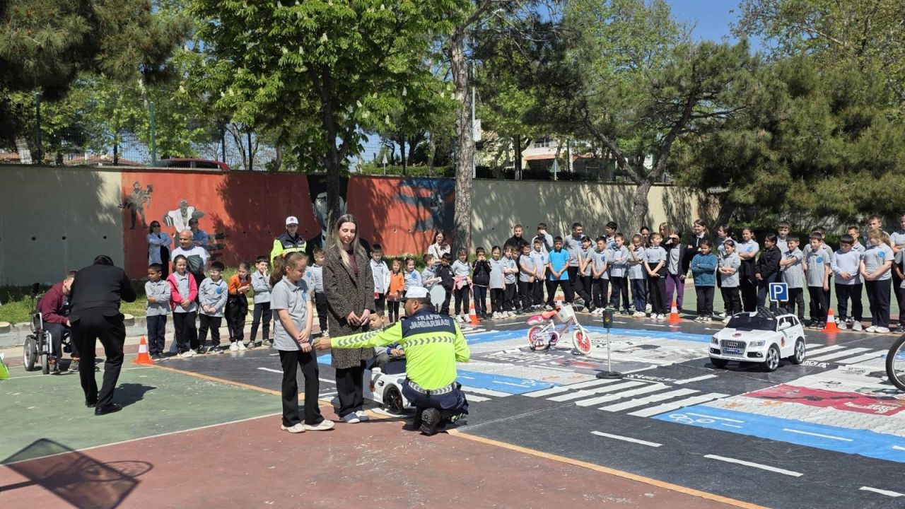 Edirne’de jandarmadan öğrencilere uygulamalı trafik eğitimi