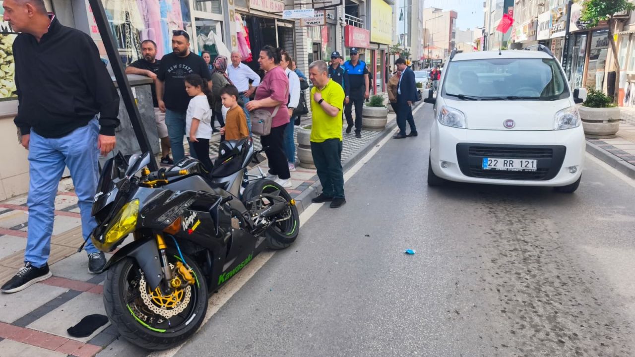 Edirne’de trafik levhasına çarpan motosikletin sürücüsü yaralandı