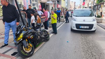 Edirne’de trafik levhasına çarpan motosikletin sürücüsü yaralandı