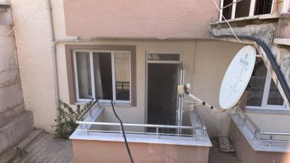 Evlerinde çıkan yangında mahsur kalan anne ile otizmli kızını komşuları kurtardı
