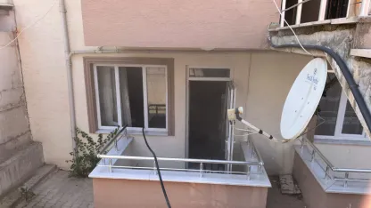 Evlerinde çıkan yangında mahsur kalan anne ile otizmli kızını komşuları kurtardı