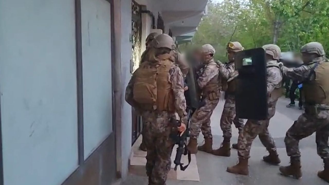 Kıraathane görünümlü kumarhanelerde kadınları kullanıp çiftçileri borçlandırmışlar; 14 gözaltı