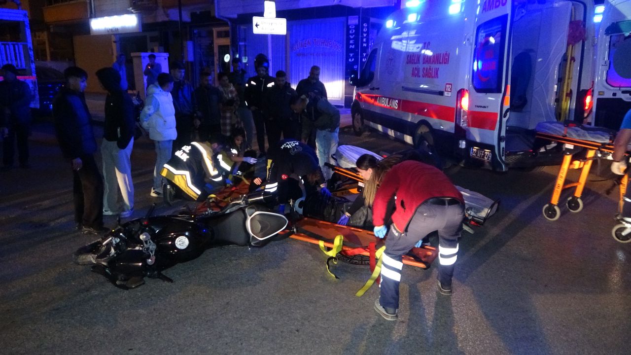 Motosikletle kamyonetin çarpıştığı kaza kamerada; 2 yaralı