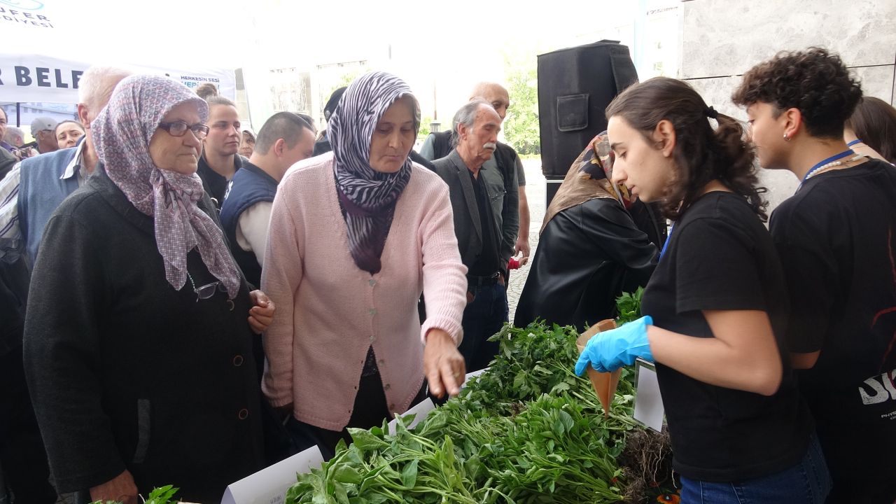 Nilüfer Belediyesi, 8 ayrı çeşitte 120 bin fideyi vatandaşlara ücretsiz dağıttı