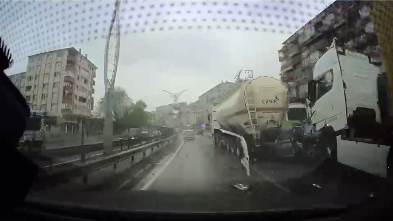 Otomobil, TIR ile tanker arasına sıkıştı; kaza kamerada