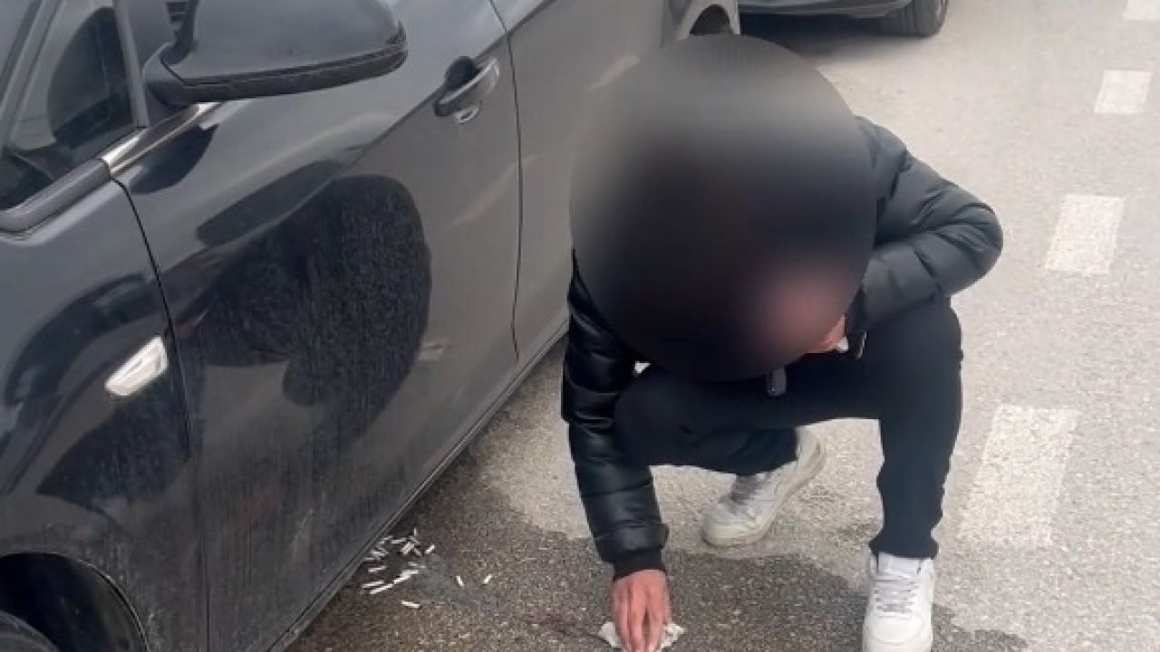 Sürücünün zabıtayı görünce attığı izmaritleri topladığı anlar kamerada